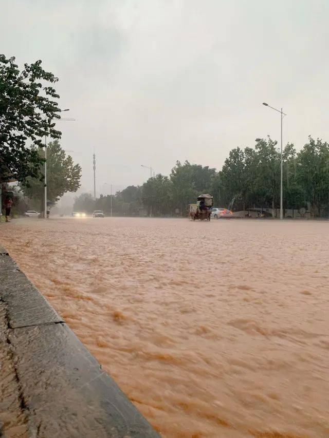 巩义:暴雨肆虐,他们一直在坚守