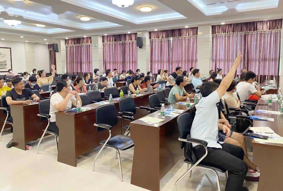 《概论》教研部主任,硕士生导师刘荣,文昌中学英语教师谭桂英,海南省