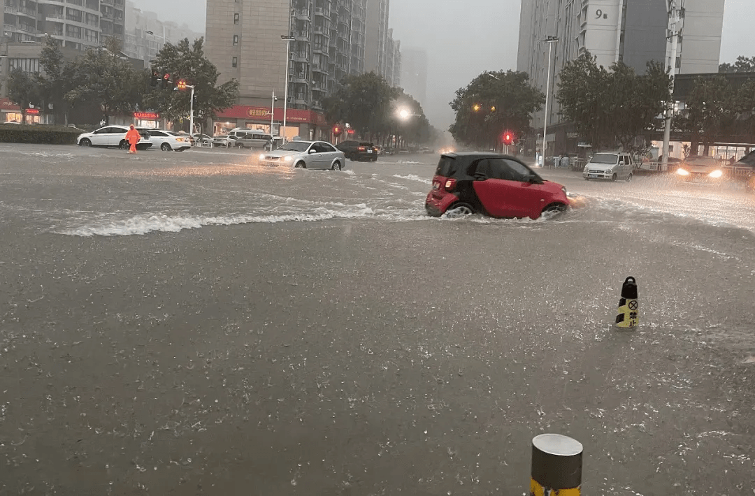河南暴雨后续郑州地铁仍停运富士康一厂区停产一天少林寺闭门