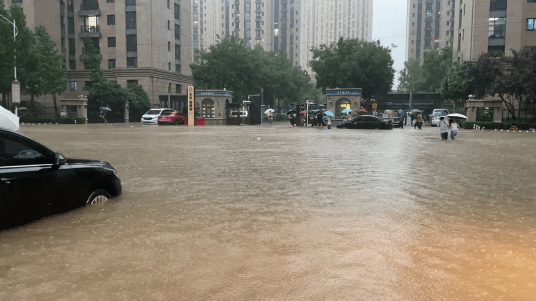 记者直击郑州特大暴雨:整个城市都在水中"浸泡"