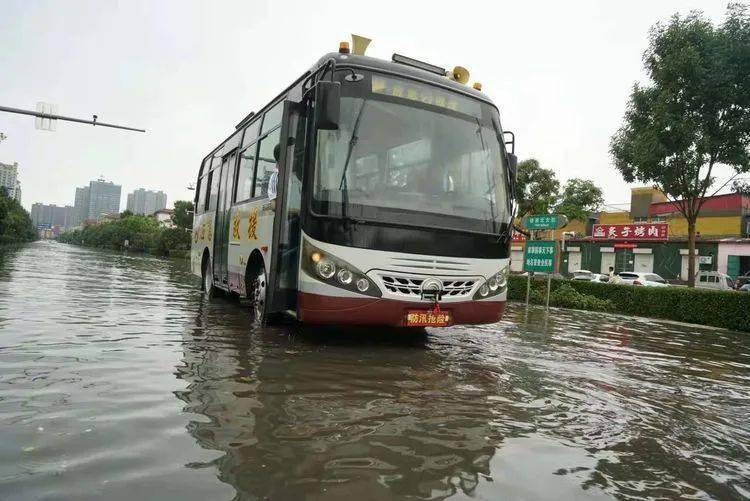 邯鄲公交啟動應急指揮救援車暴雨中他們是最溫情的路標