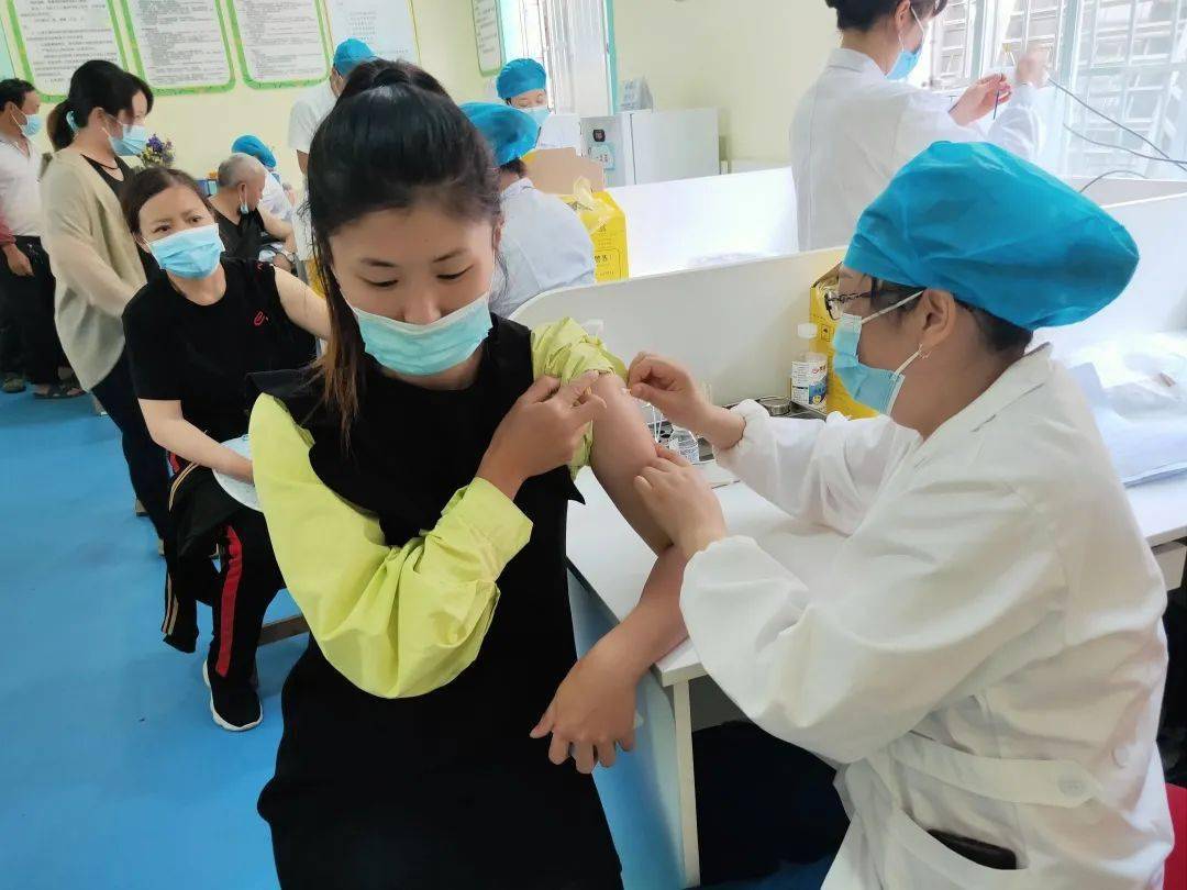幼儿接种新冠疫苗图片图片