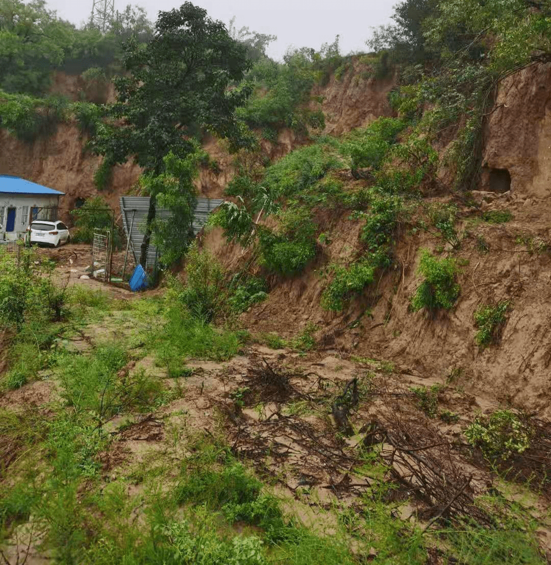 据王女士说,西石沟村地处河洛镇东南偏远山区,在遭遇暴雨和山体滑坡后