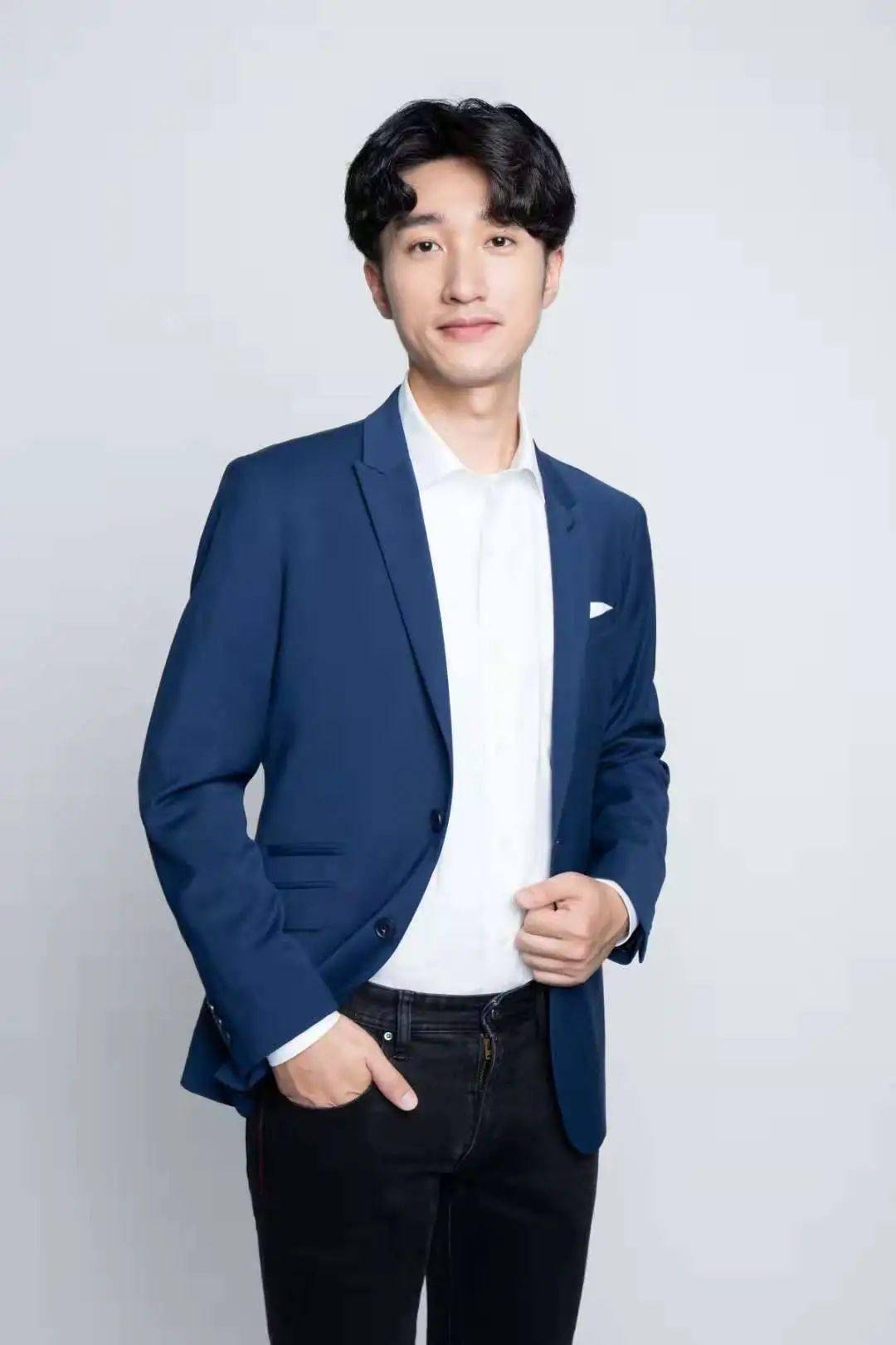03与谈人邓耿博士毕业于清华大学化学系,教育研究院博士后,现任清华