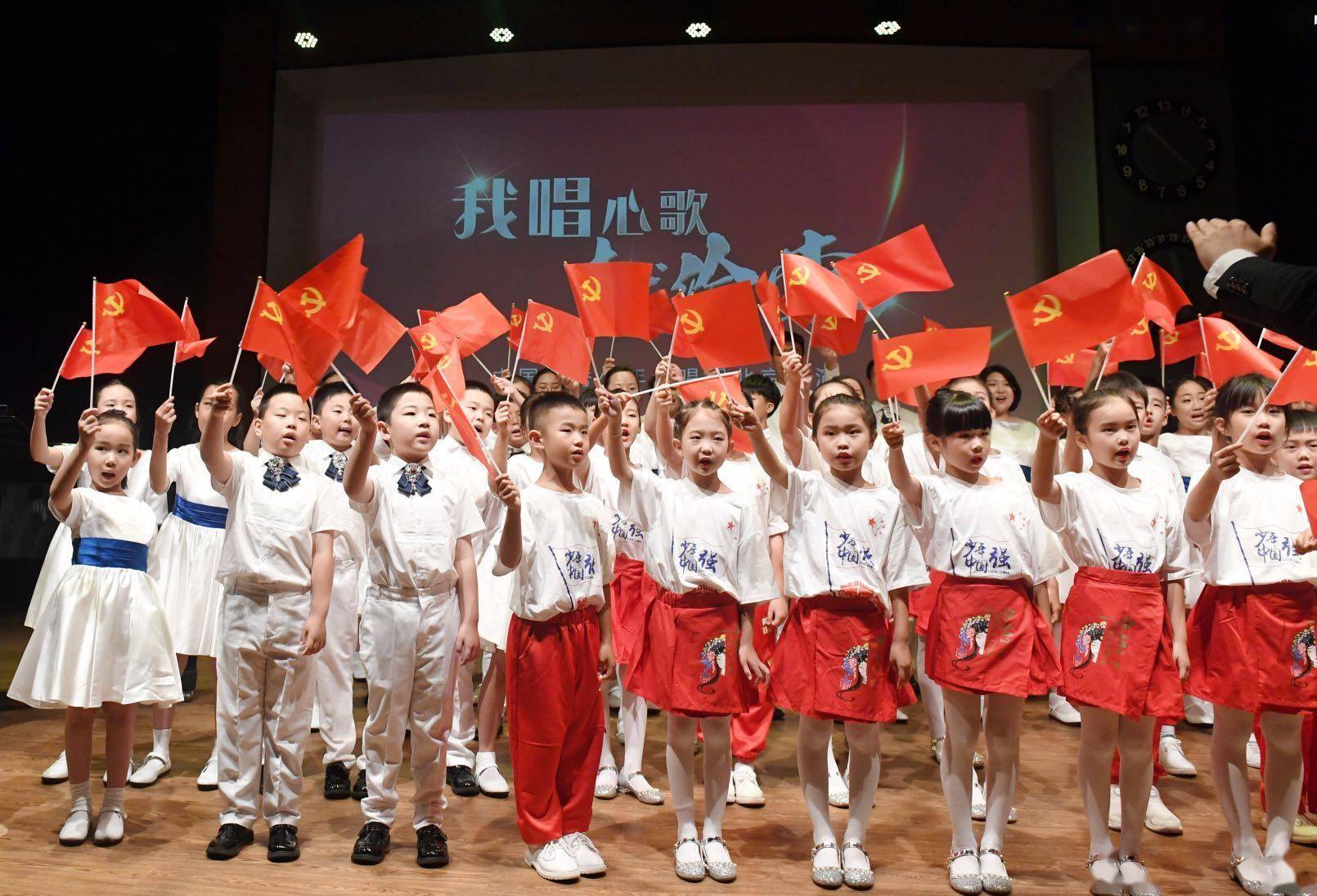 我唱心歌献给党!优秀少年合唱团首场展演在京举行