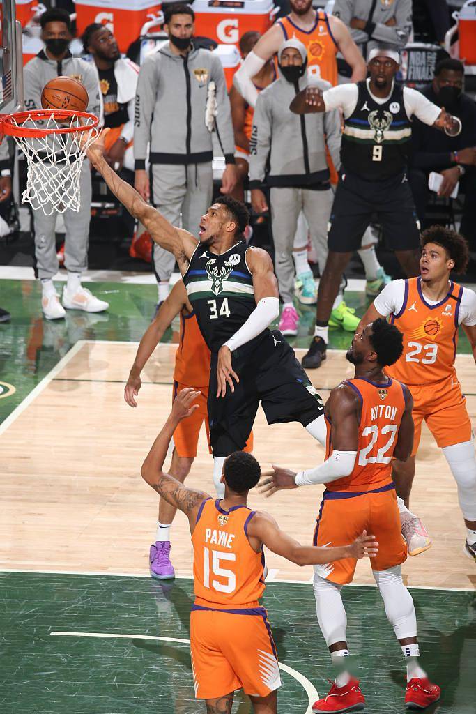 雄鹿50年第二冠"垫脚王"50分,15年保罗悲壮一战无冕之王