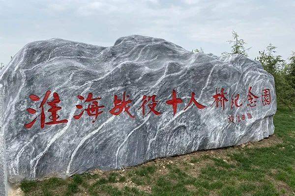 用身体支撑浮桥,保证了部队顺利渡河,全歼了敌人两个团,这一