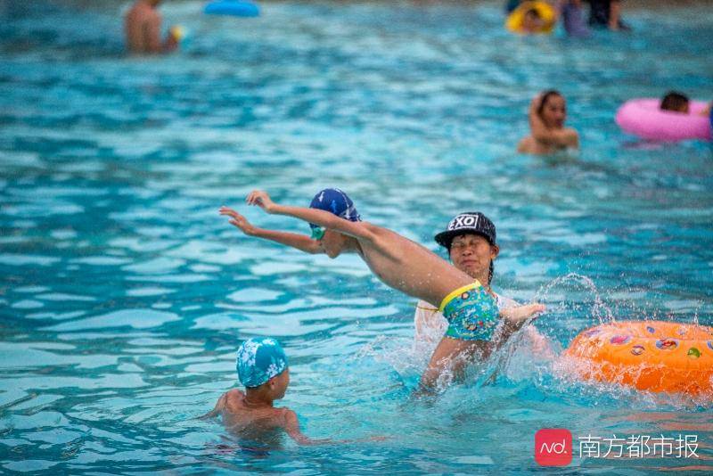 高温|中暑掐人中、喝藿香正气水、猛喝水？这些都不对！