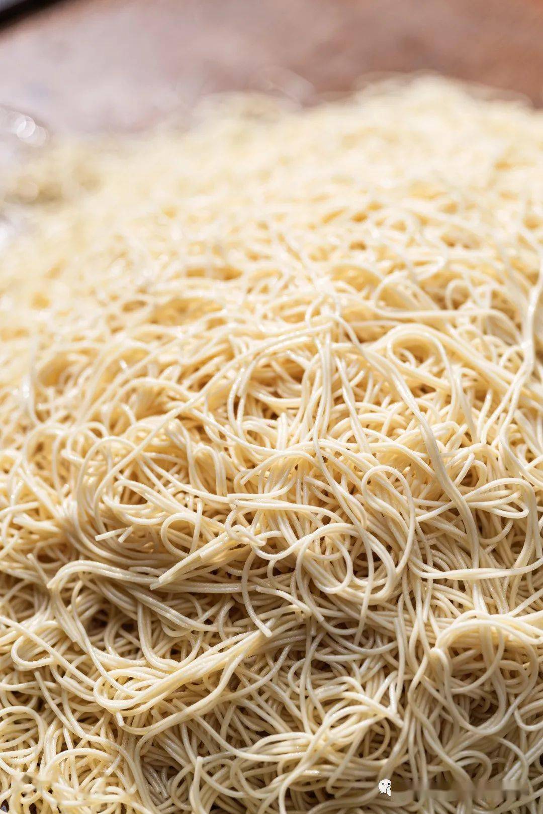 不同于热干面,细碱面更加根根分明,容易入味.