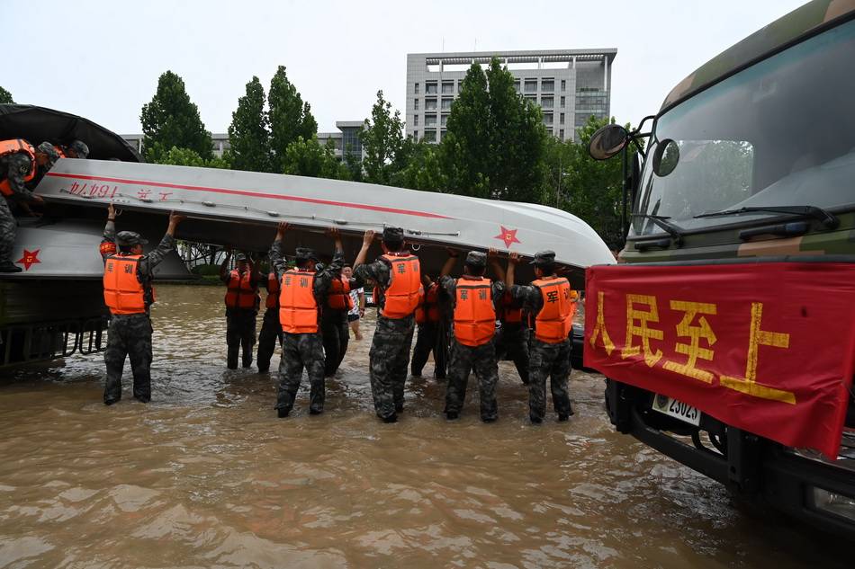 河南暴雨解放军图片