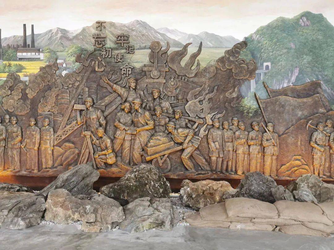 每块背后都有一位年轻英雄,矗立着76块墓碑"一碗水"烈士陵园# 烈士