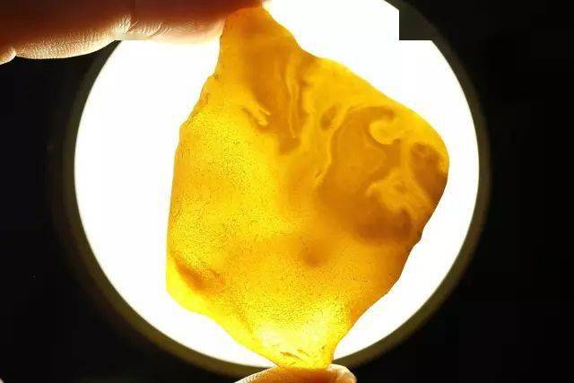 中度透光的话,一般就是黄蜜蜡或者蜜糖色蜜蜡等.