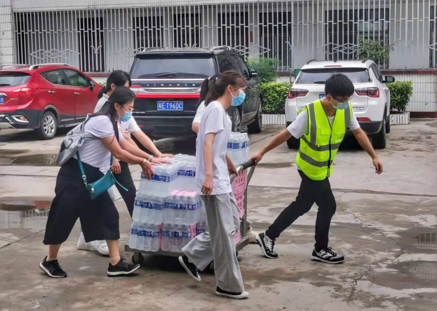 湖南25名大学生在河南社会实践时遇暴雨就地当志愿者参与救灾