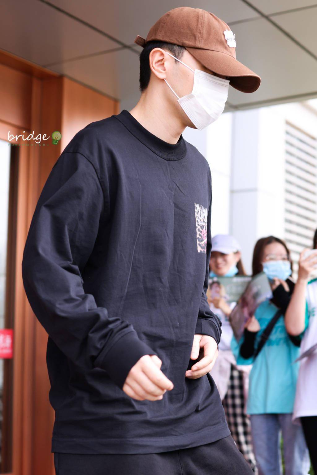 邓伦今日份新鲜路透公开黑衣黑裤酷盖上线