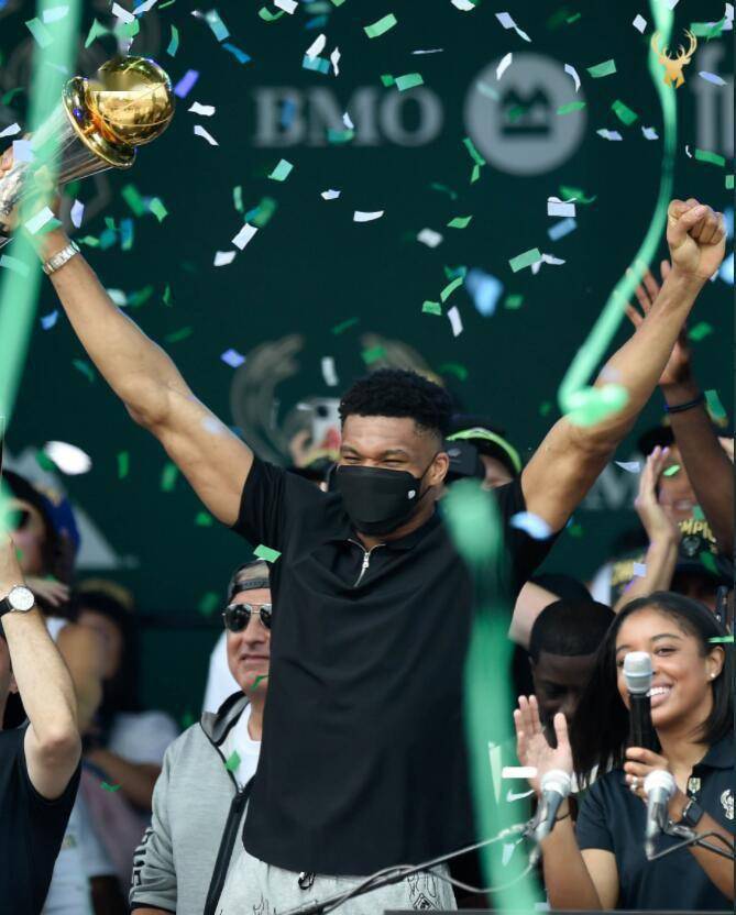 雄鹿夺冠游行照片来了,詹宁斯里德加入队伍_迈克尔