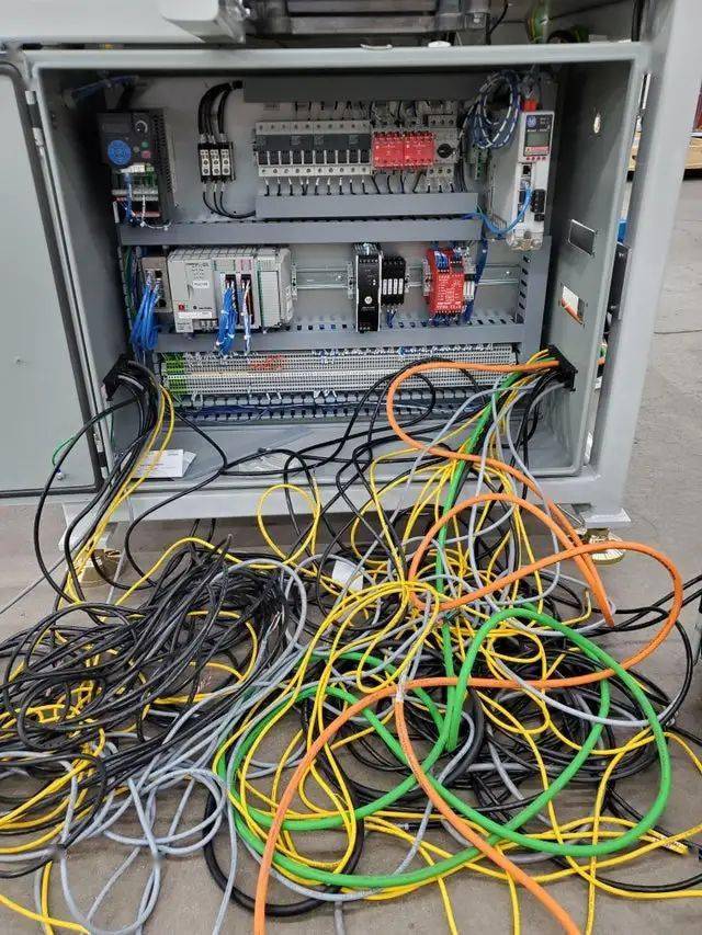 辣眼睛一大波综合布线施工现场图片分享