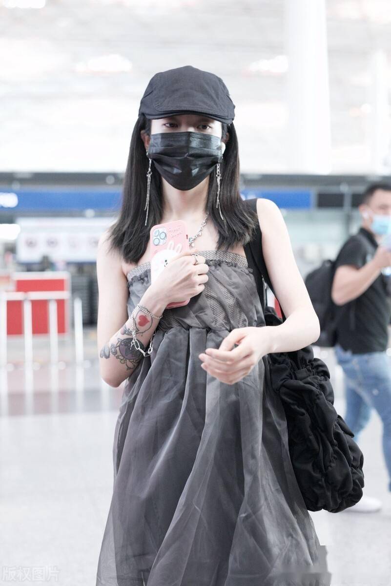 街拍乃万身穿灰色抹胸纱裙清纯可爱流苏耳饰仙气十足