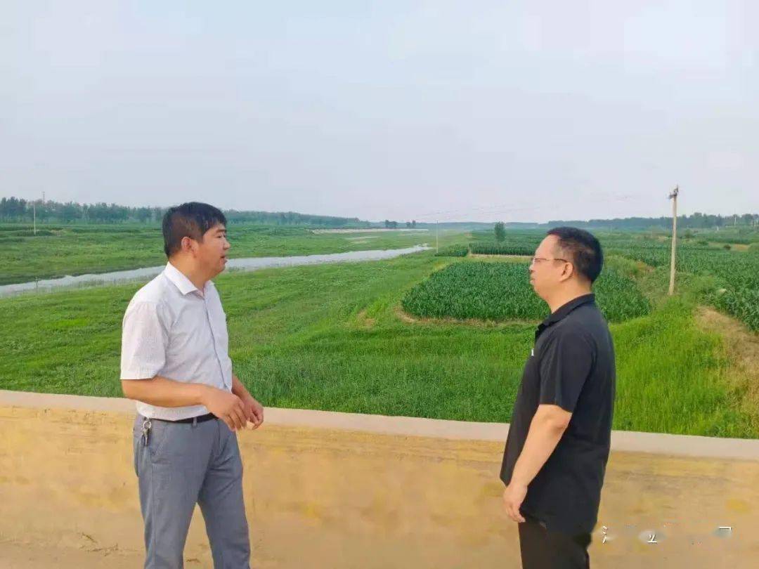 筑牢汛期安全防线县应急管理局对防汛工作进行督导