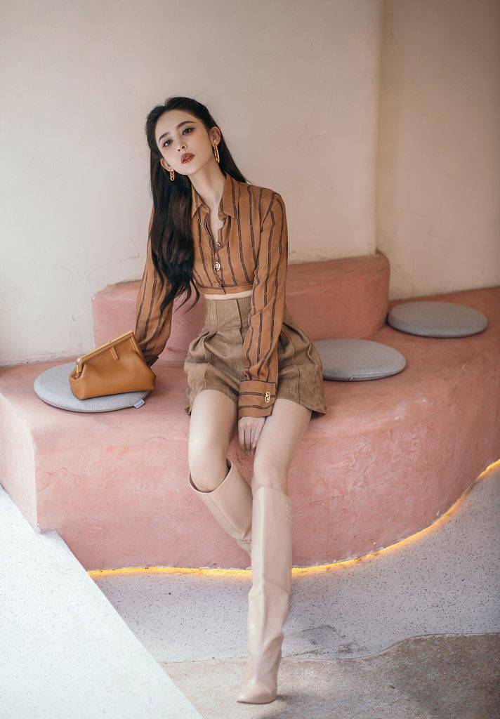 娜扎|娜扎枫糖色造型演绎夏日浪漫 优越颜值配精致编发明艳动人