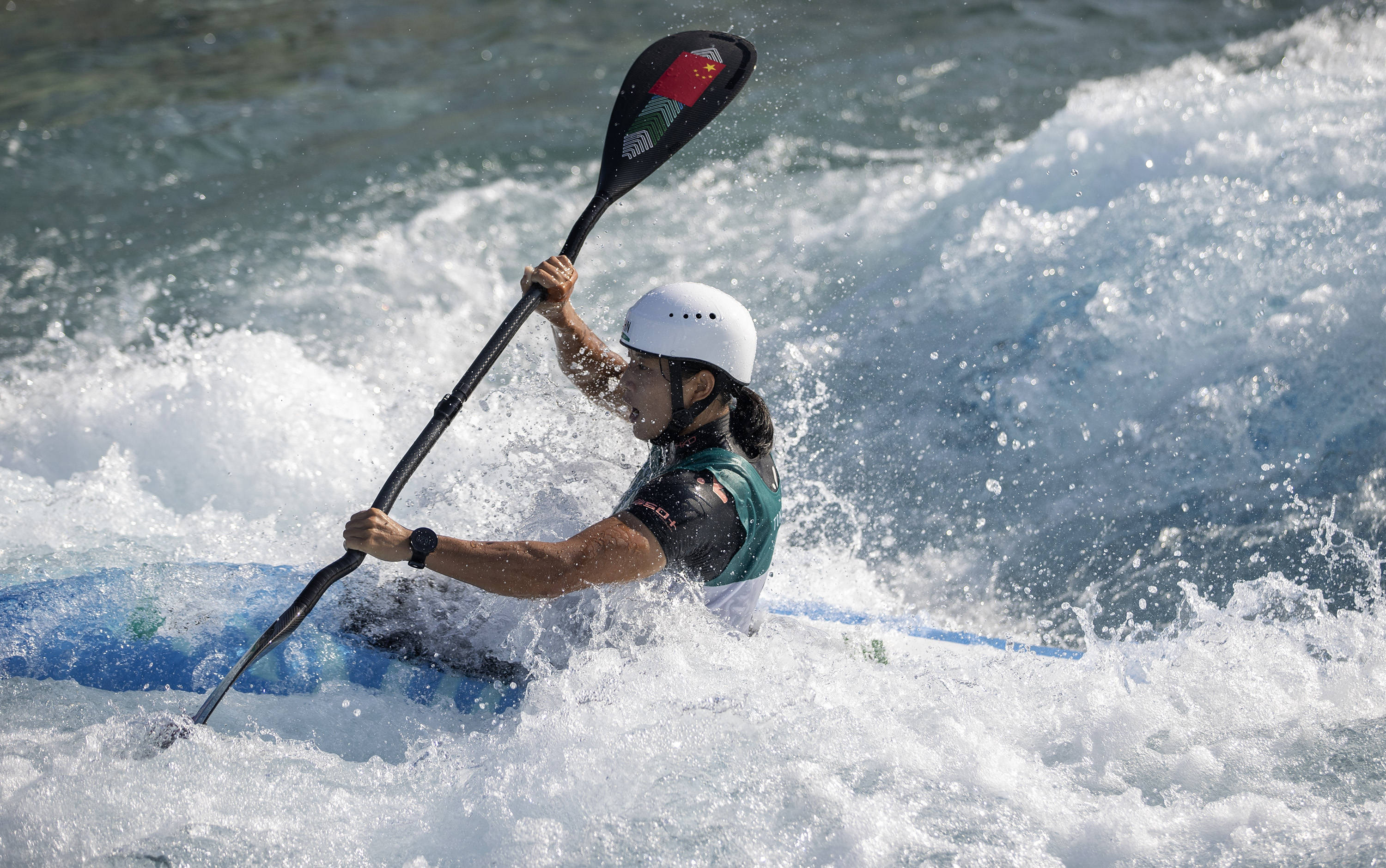皮划艇激流回旋——李彤晋级半决赛_新华社