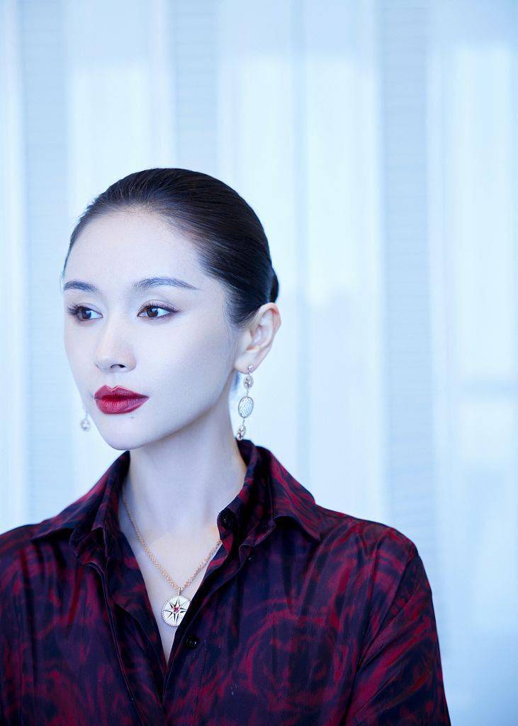 2021年7月24日,成都,王子文亮相"克里斯汀·迪奥,梦之设计师"展览揭幕