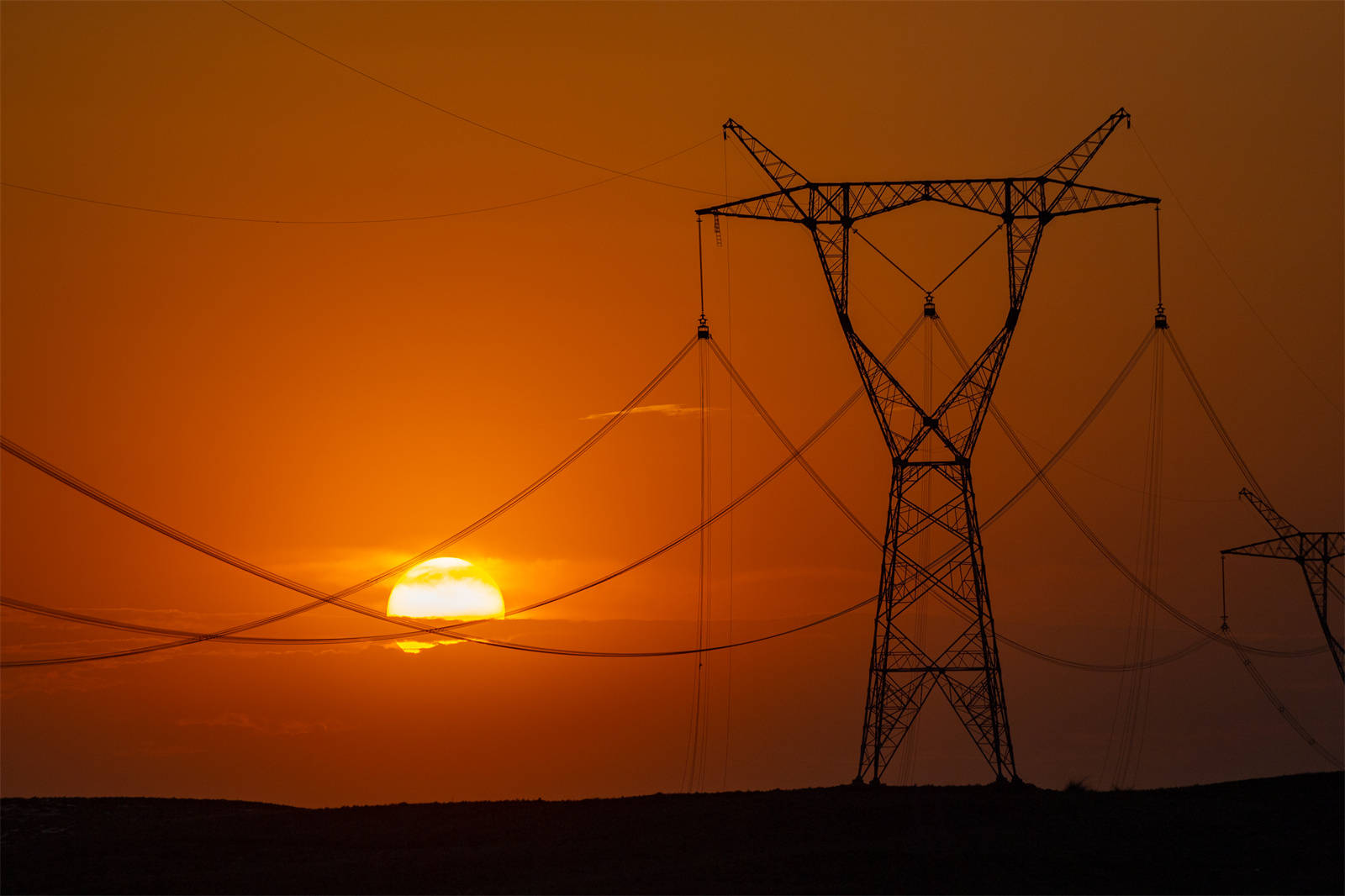 妙岭750千伏输变电线路工程顺利完成三大跨越