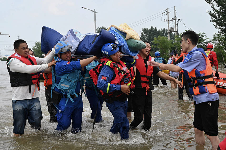 河南郑州暴雨救人图片