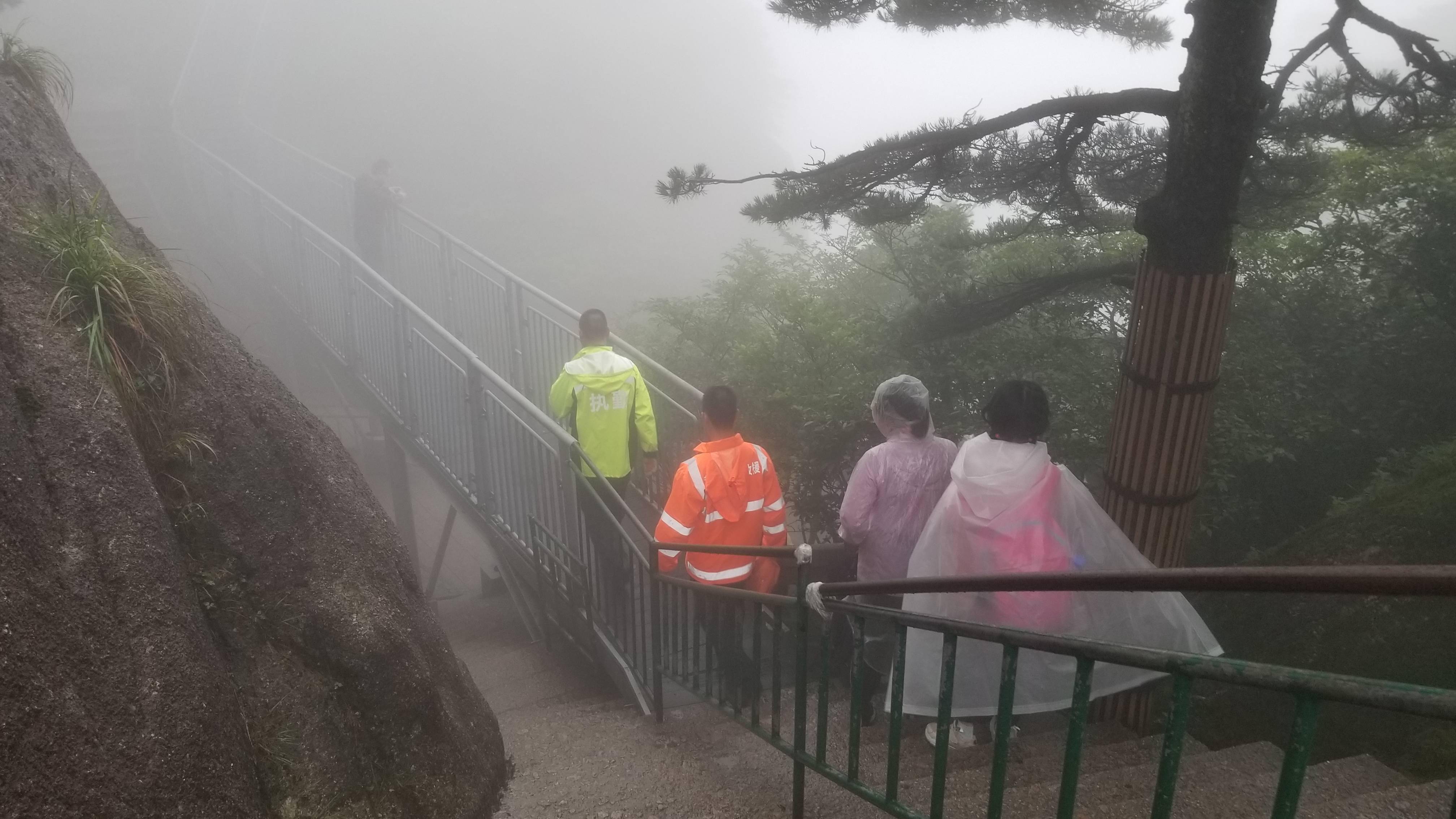 黄山风景区周密部署应对台风“烟花”