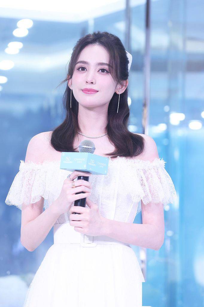 Tiffany|娜扎穿Georges Chakra一字肩礼服 甜美优雅