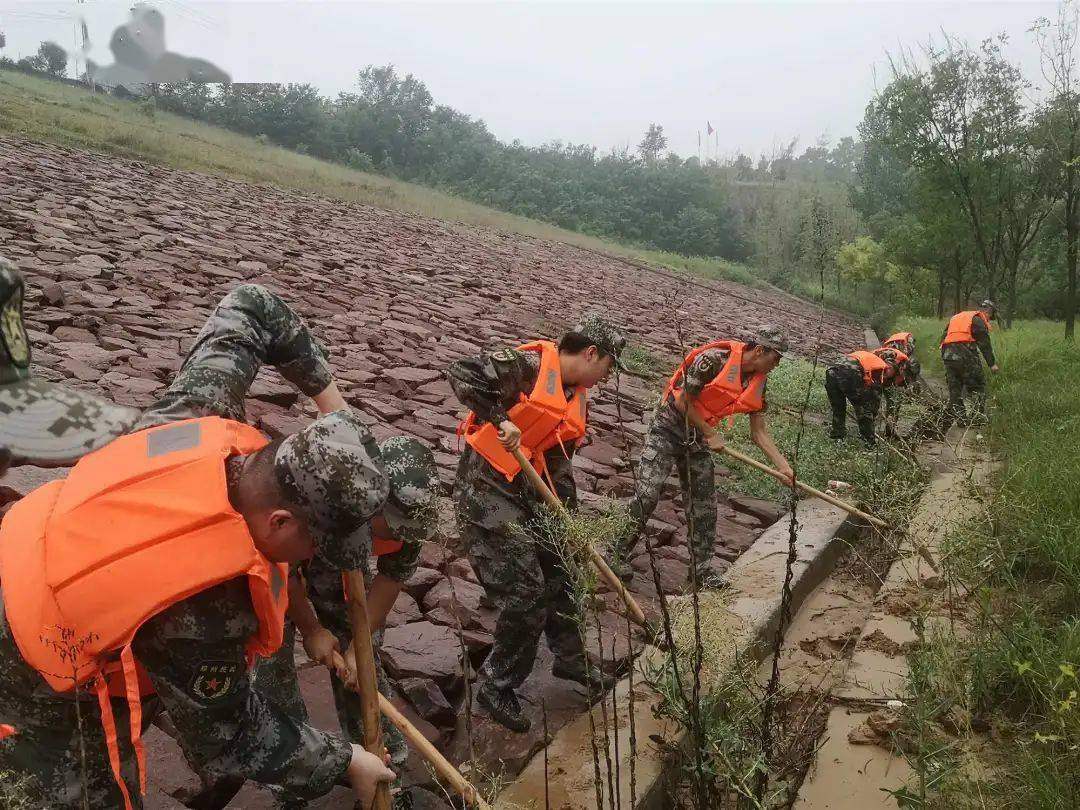 河南省郑州市上街区人武部组织民兵全力抗洪抢险