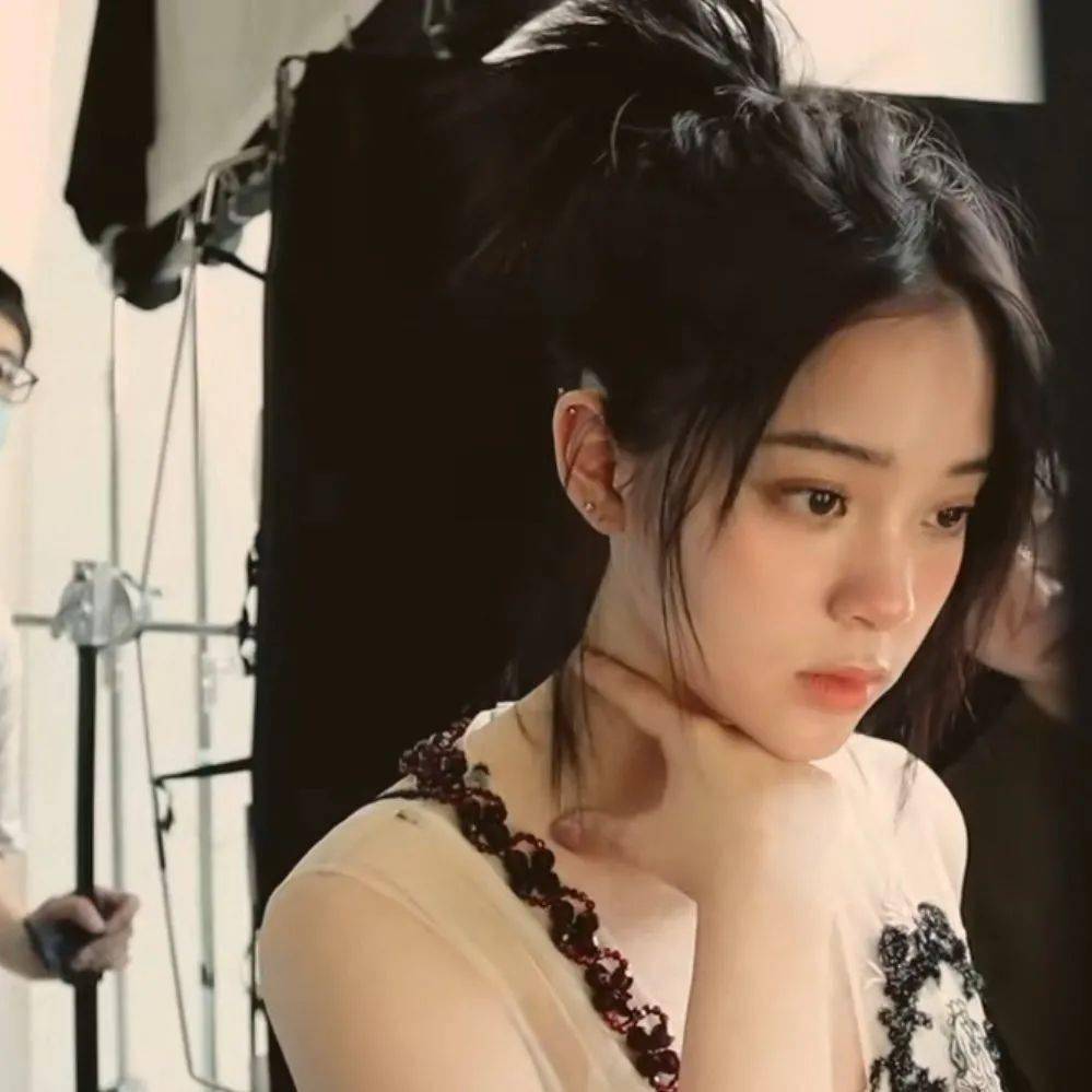 发型|连全智贤欧阳娜娜这万年长发专业户，都剪了短发