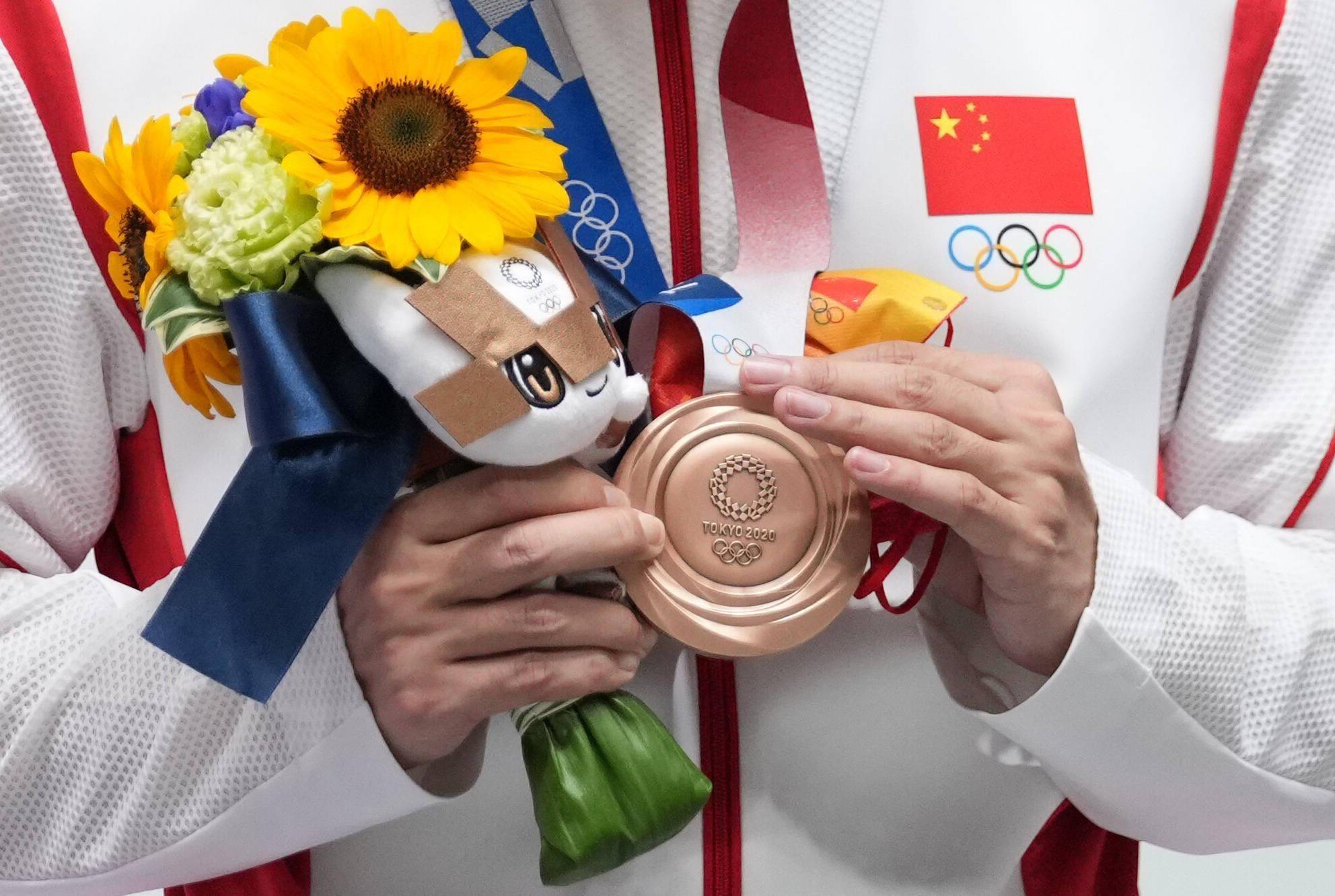 射击——杨皓然获得男子十米气步枪铜牌