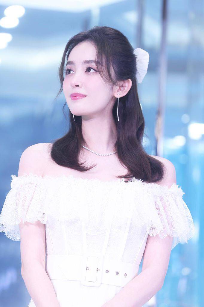 Tiffany|娜扎穿Georges Chakra一字肩礼服 甜美优雅