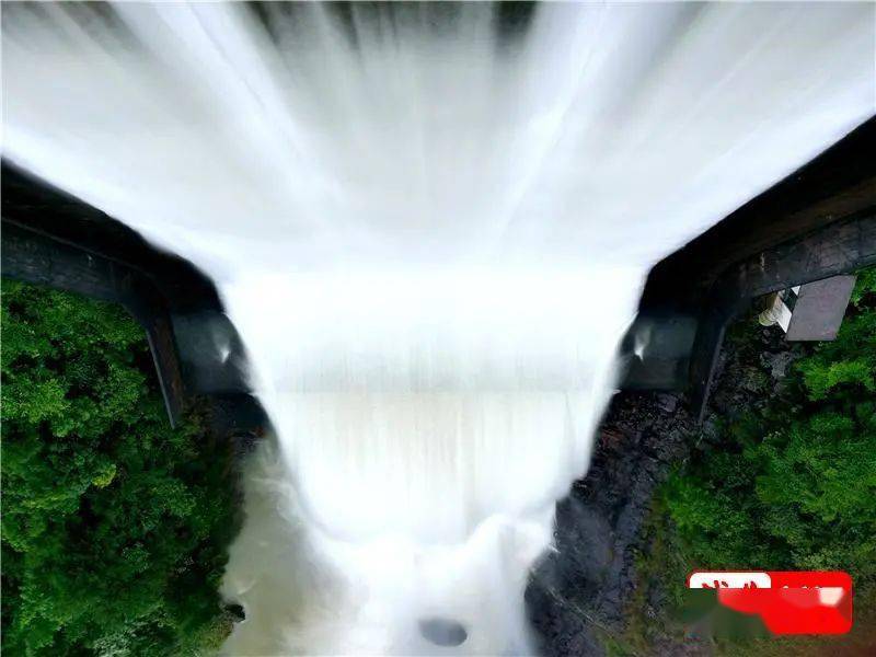 嵊州丰潭水库开闸泄洪