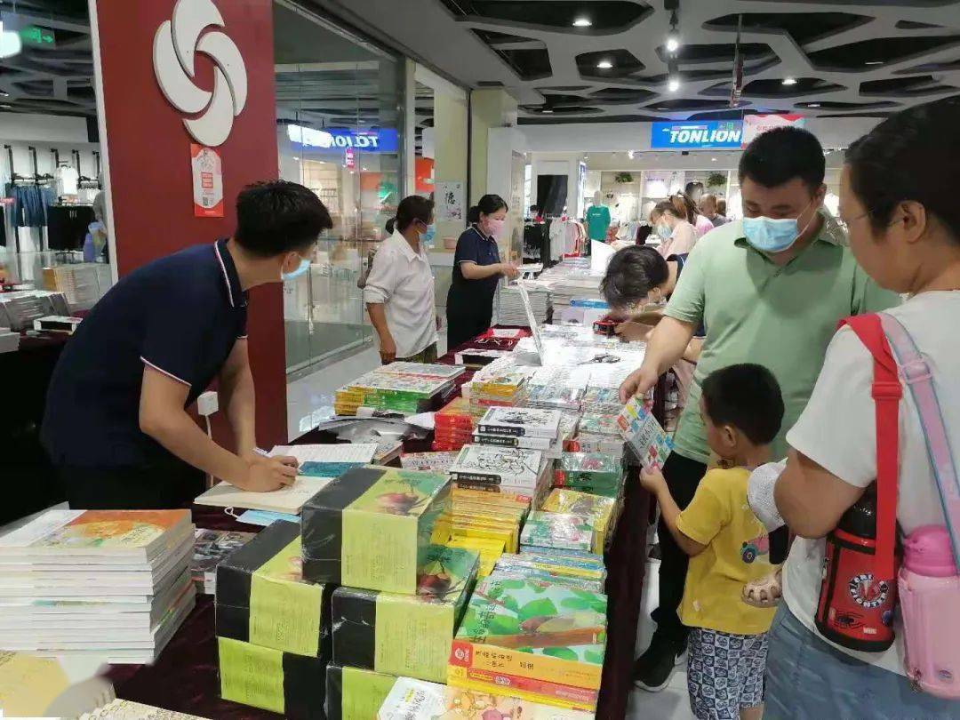 深州,景县各分公司走进商超,学校,乡村集市广泛开展特惠展销,流动售书