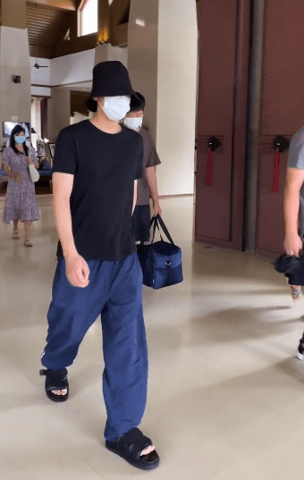 李大爷|李易峰今日份路透来袭 拖鞋或成峰峰夏日搬砖标配