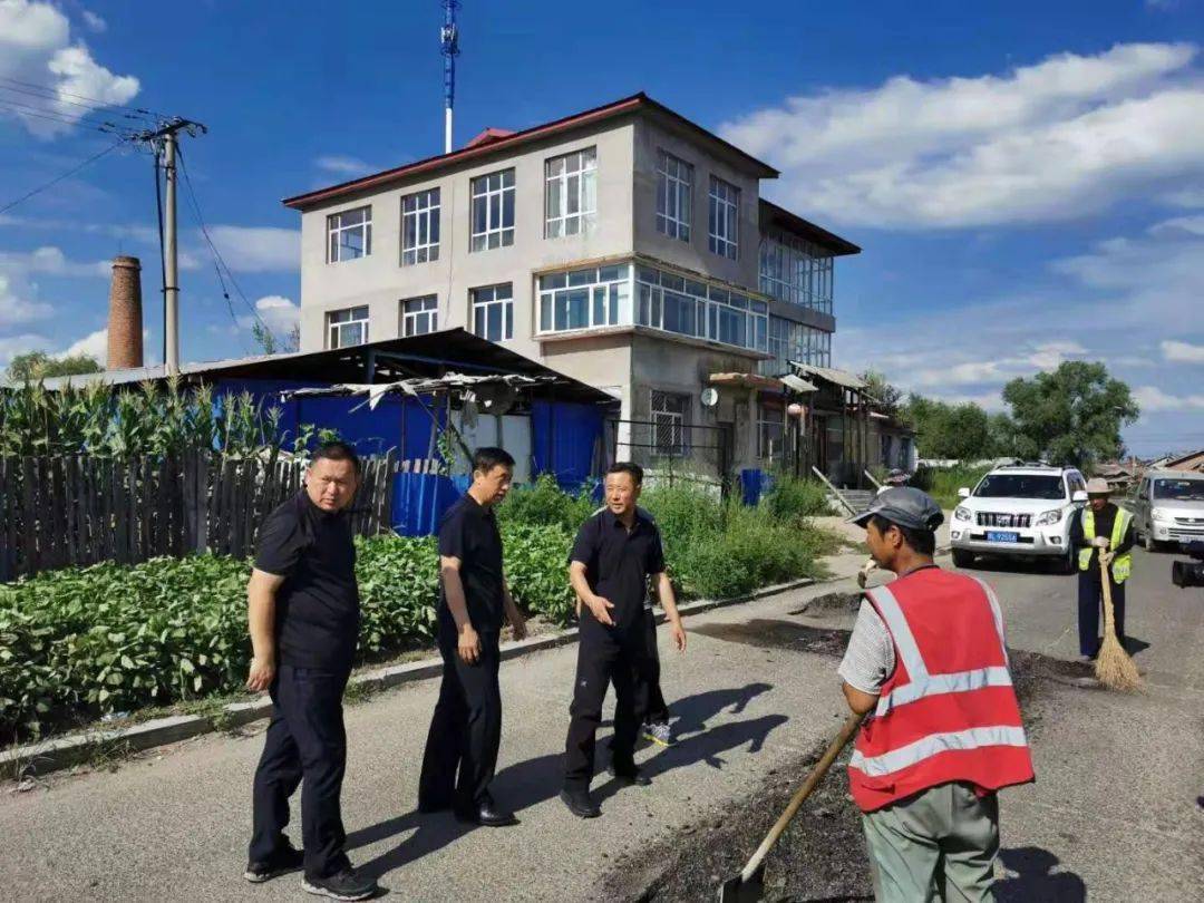 7月24日,林业局有限公司党委书记,董事长韩建军来到南环路,西直路和