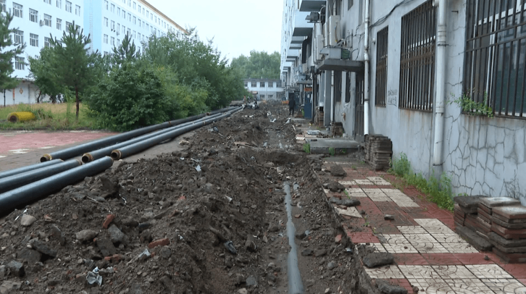 与此同时,在绥棱县鑫鼎花园小区,工人们正在进行旧管线拆除和新管线的