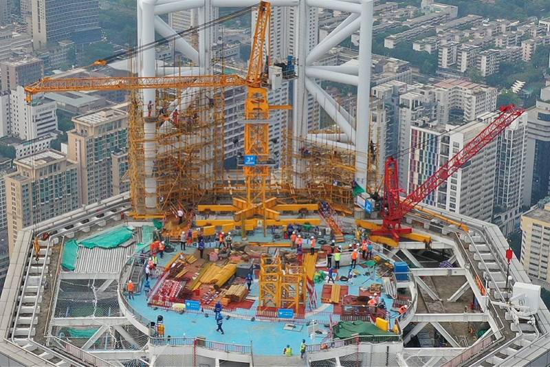 深圳华强北赛格广场大厦楼顶安装塔吊进行桅杆拆除准备工作