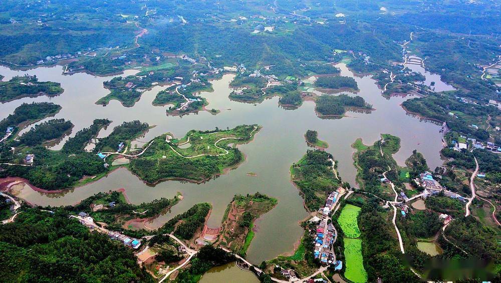 空中俯瞰重慶永川千島湖壯闊的醉人風景