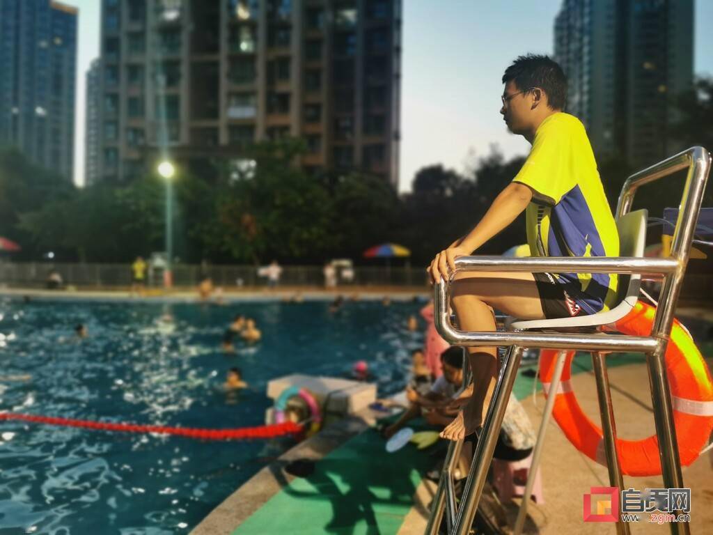 自贡专业游泳救生员谈安全:不去天然水域游泳是避免溺水的最好措施_进