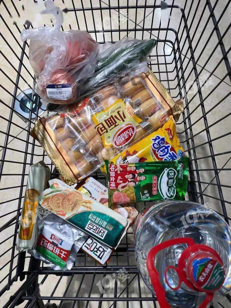 台风来袭不少嘉兴人都去超市囤货了满满一车干粮还有人买好了蜡烛和