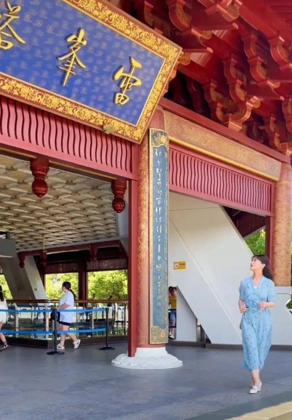 唯独雷峰塔是例外:它的一层,也就是挂着"雷峰塔"牌匾的那一层,是镂空