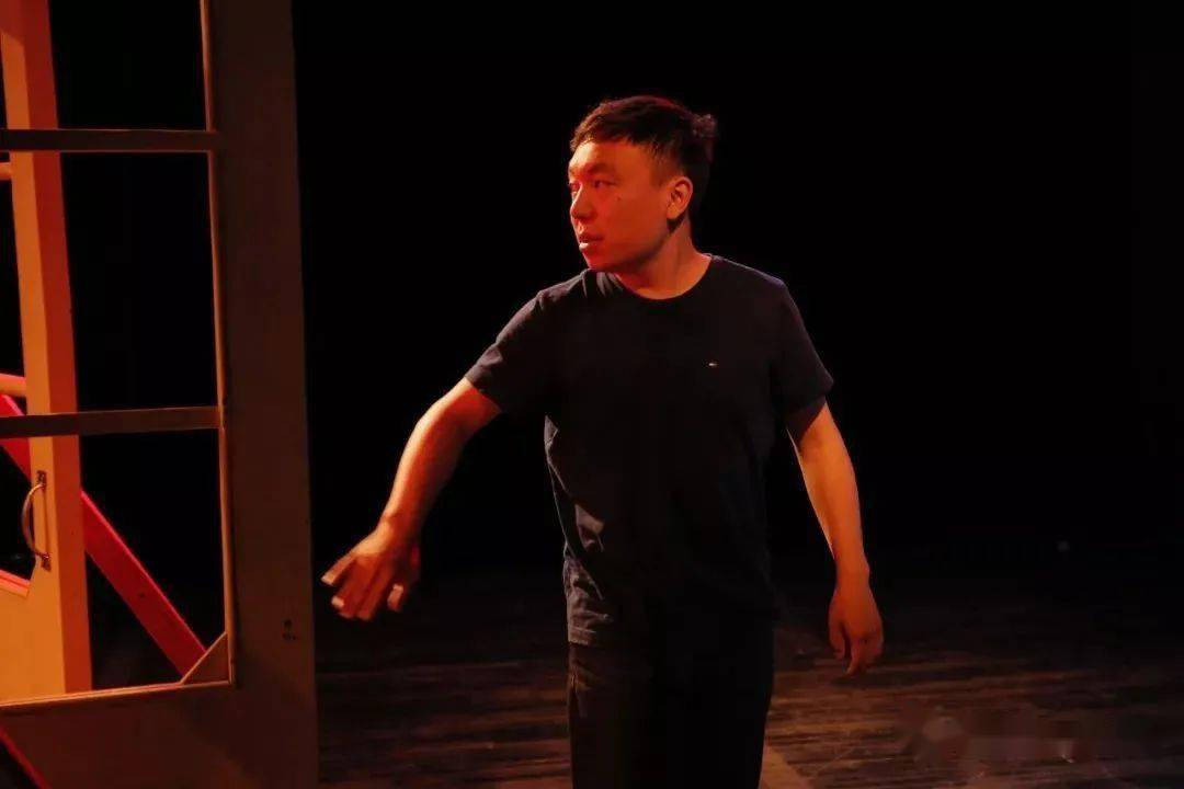 杨潇在《榴莲榴莲》片场导筒:片子开头的电影中的电影见面会,包括导演