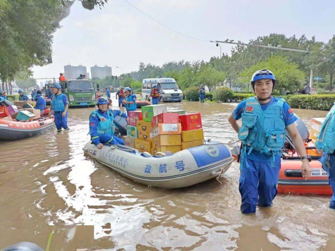 共青团弋阳县委蓝天救援队连夜奔赴新乡参与应急救援_暴雨