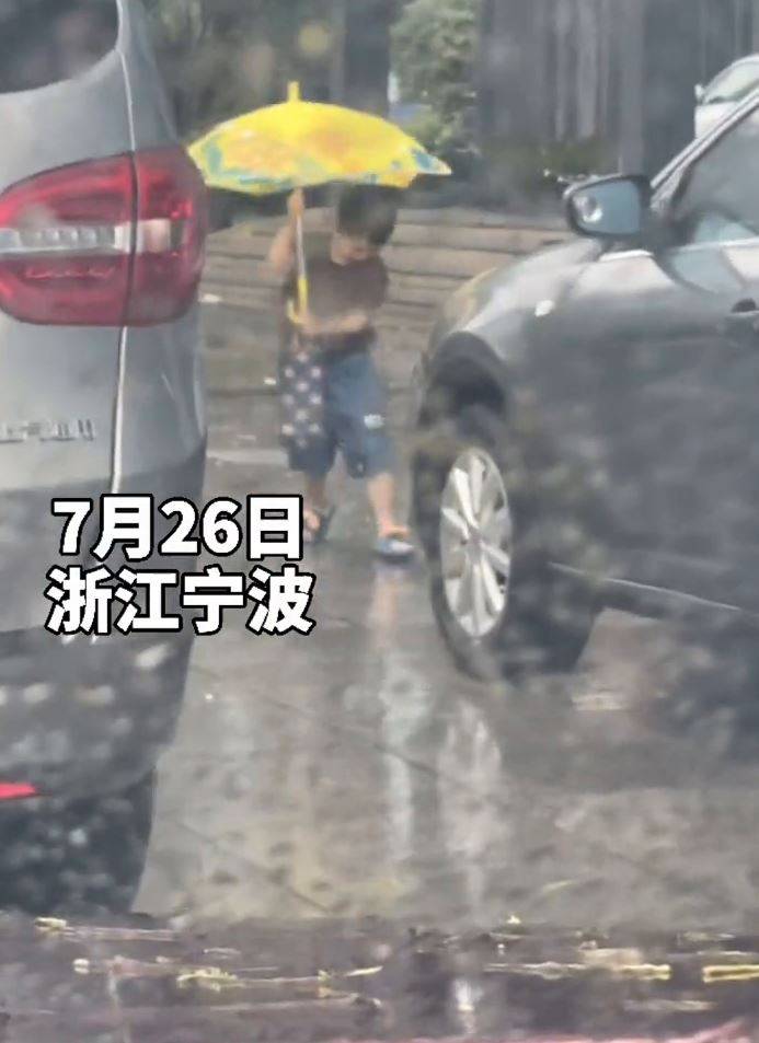 男孩在台风天举着雨伞艰难前行只为帮妈妈取咖啡 综合