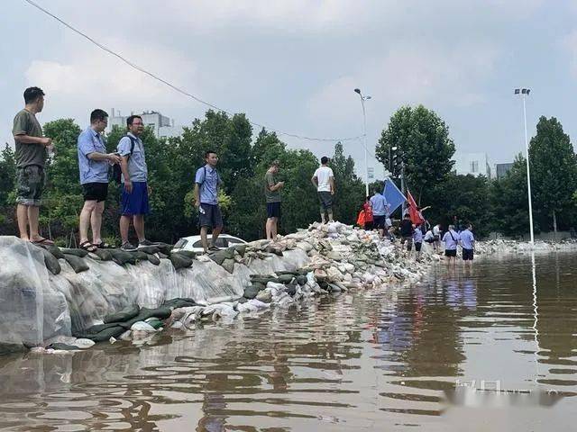 家住阳光305小区的市民梁先生,听到广播里市政府号召志愿者积极参与筑