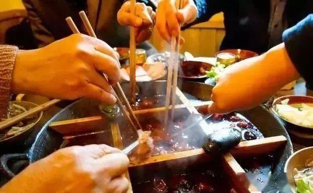 里挥来挥去,上下乱翻,遇到别人也来夹菜时,要有意避让,谨防"筷子打架"