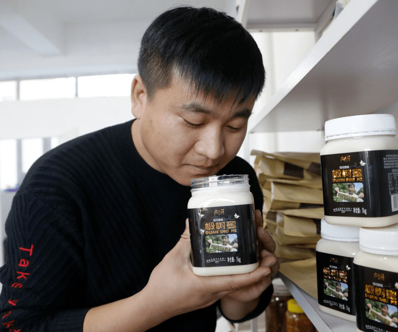 农村青年倾情创业爱心回馈奉献真情饶河县创业青年卢战开为河南灾区