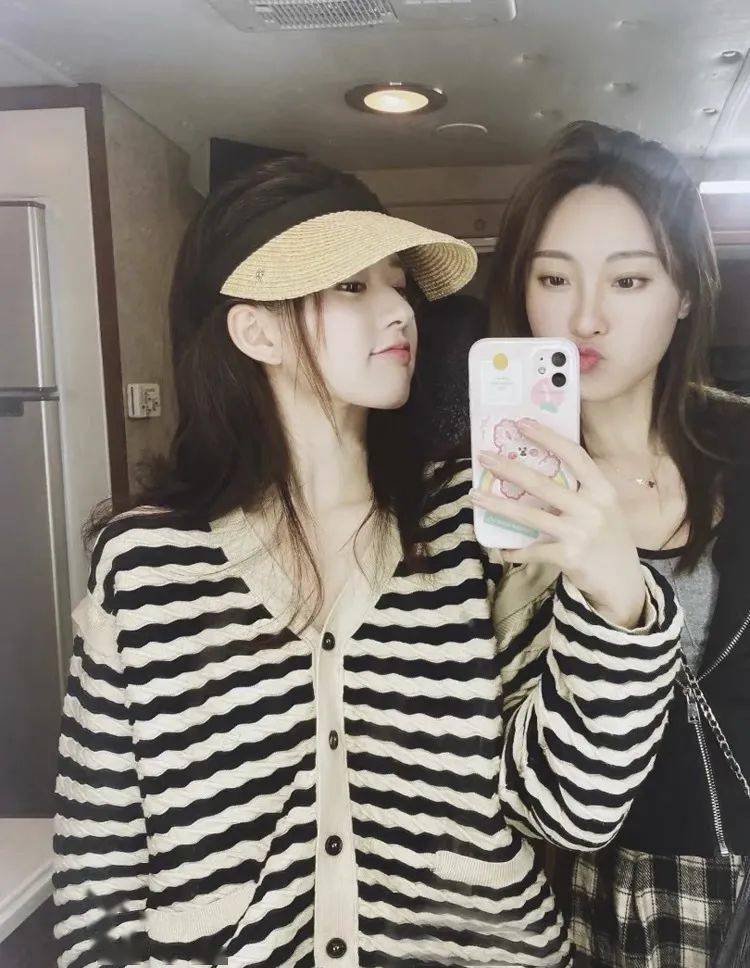 材质|Loewe、Miu Miu草编帽，才是今夏最时髦凹造型神器！